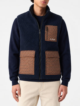 Blaue Sherpa-Weste Wanaka mit karierten Taschen 