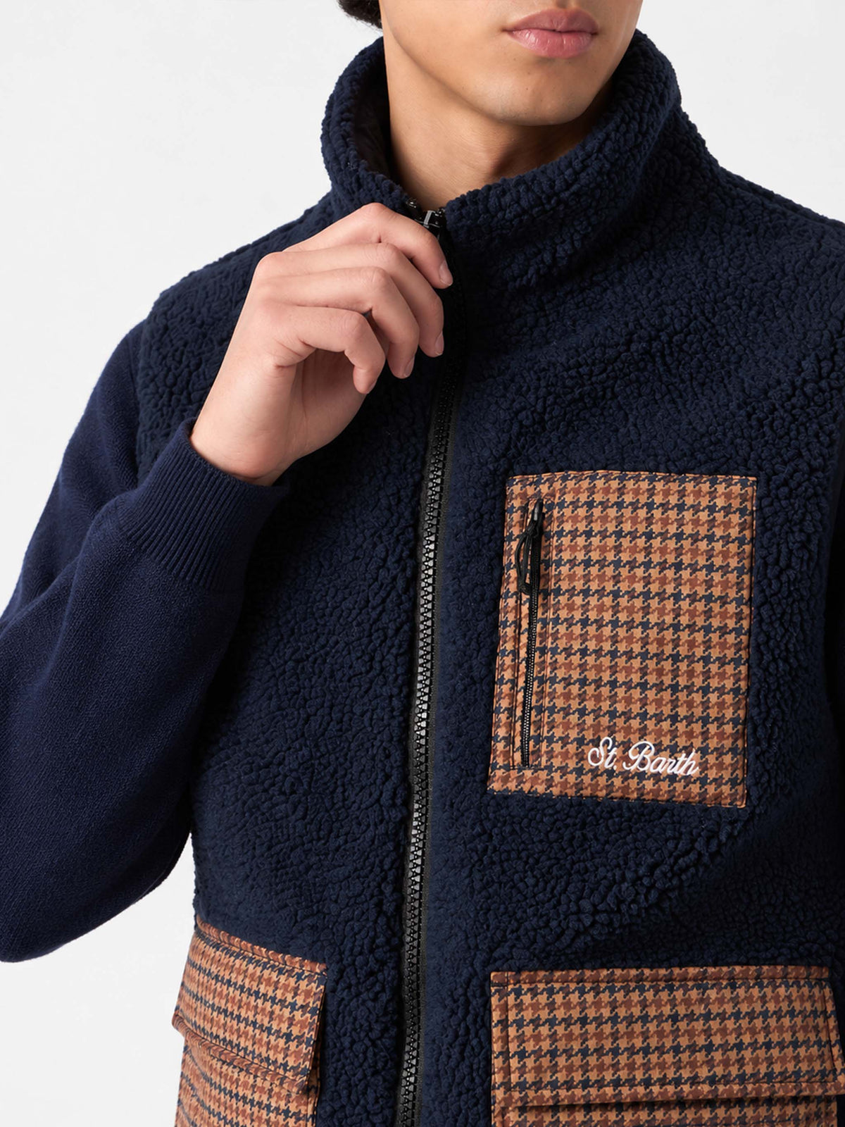 Blaue Sherpa-Weste Wanaka mit karierten Taschen 