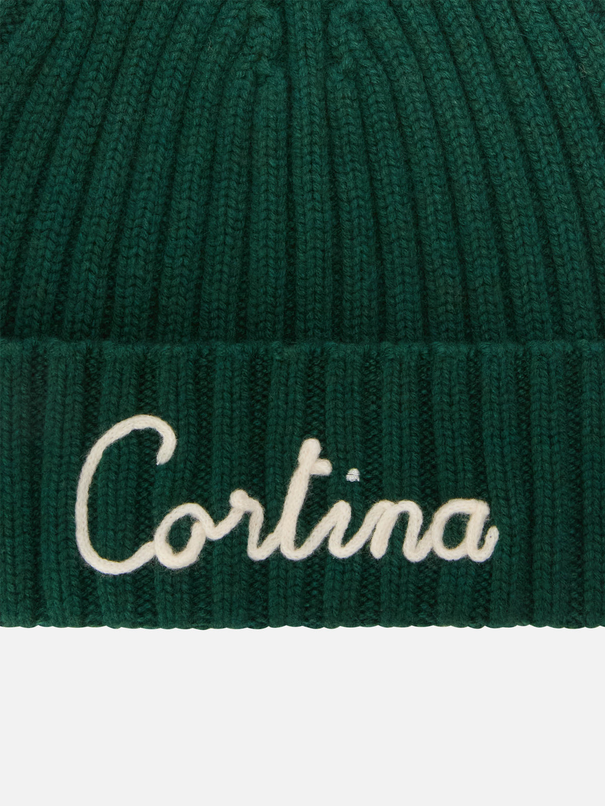 Grüne Wengen-Beanie mit Cortina-Stickerei 