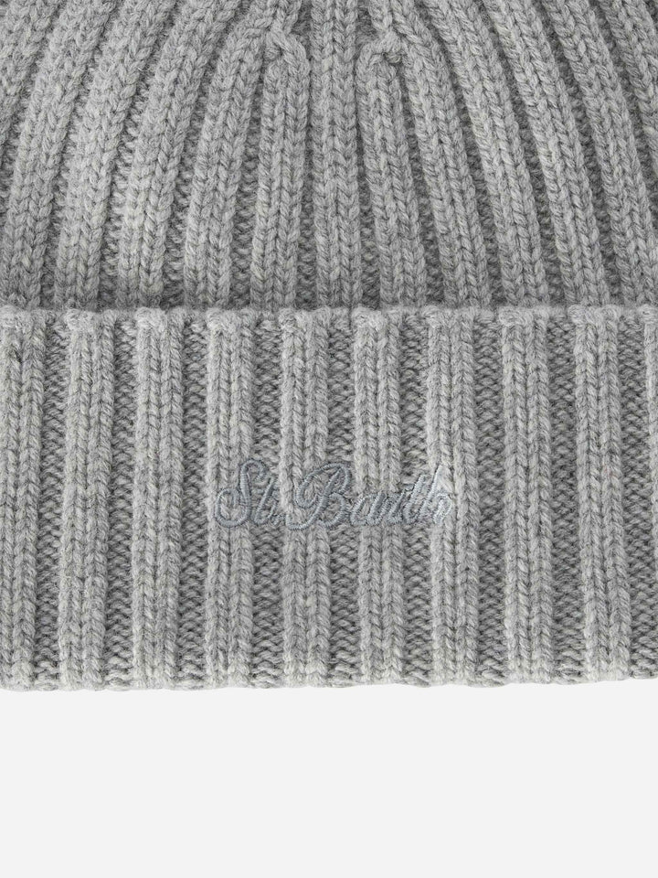 Gorro Wengen en gris claro con bordado St. Barth 