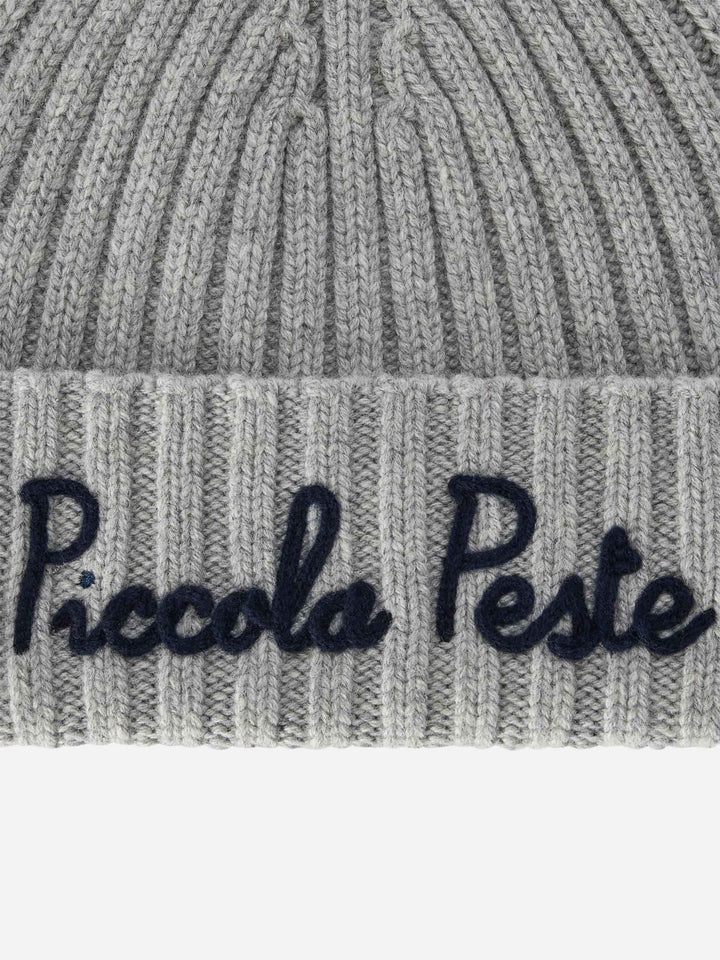 Grey Wengen beanie with Piccola Peste embroidery
