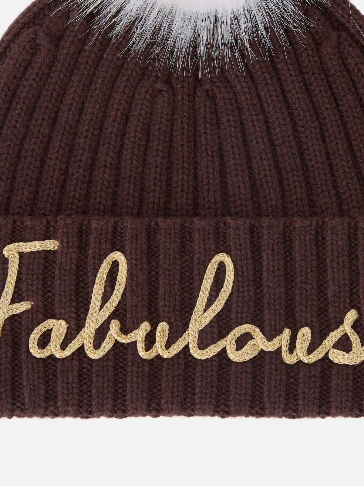 Braune Wengen-Mütze mit Pompon und Fabulous-Stickerei 