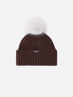 Braune Wengen-Mütze mit Pompon und Fabulous-Stickerei 