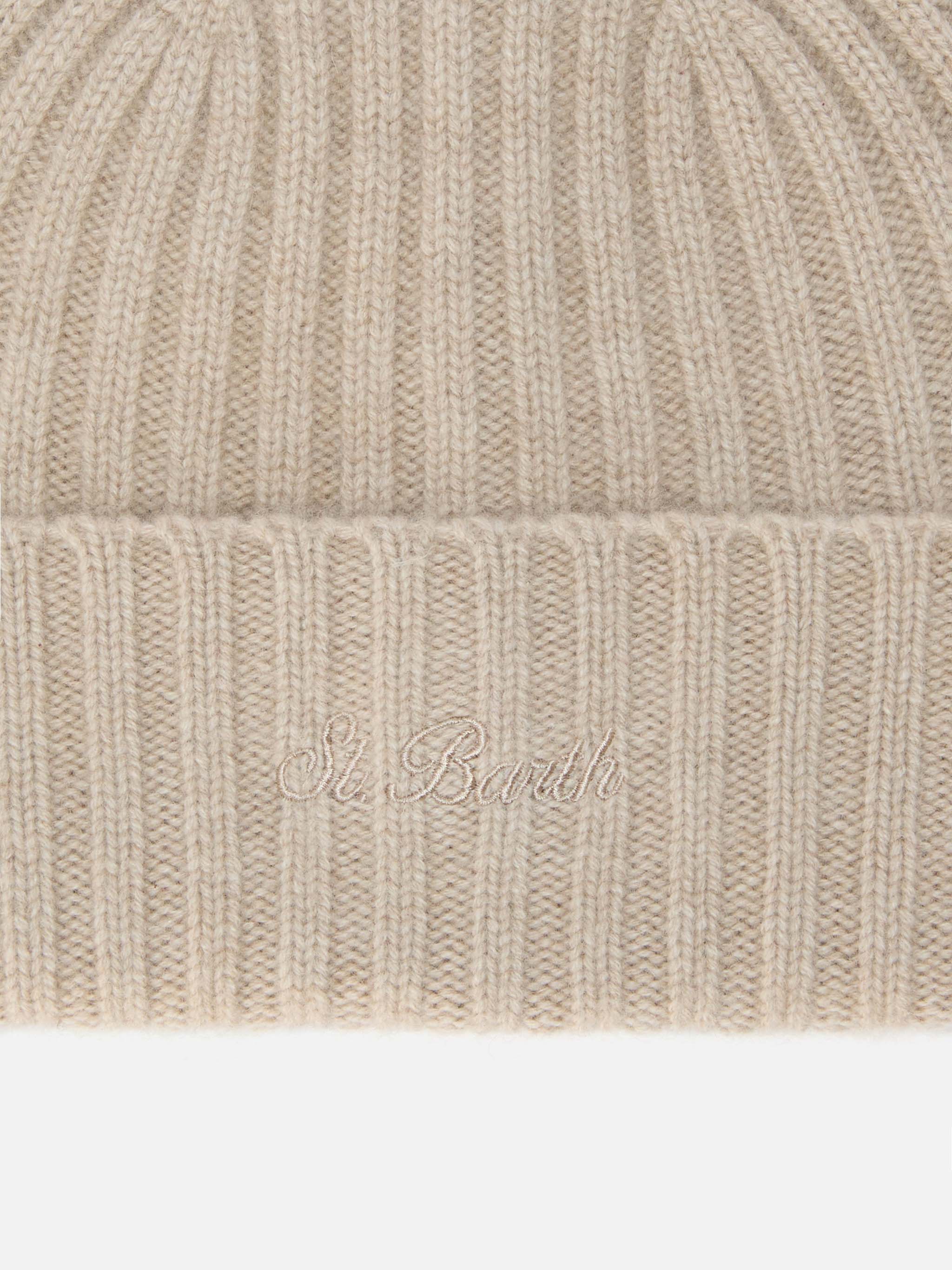 Wengen beanie in cashmere in khaki with St. Barth embroidery on