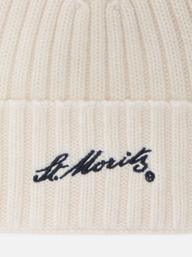 Wengen beanie in cashmere in white with St. Moritz embroidery