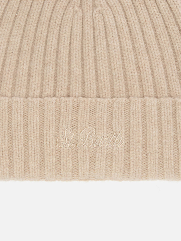 Berretto Wengen in lana beige con ricamo St. Barth sul risvolto