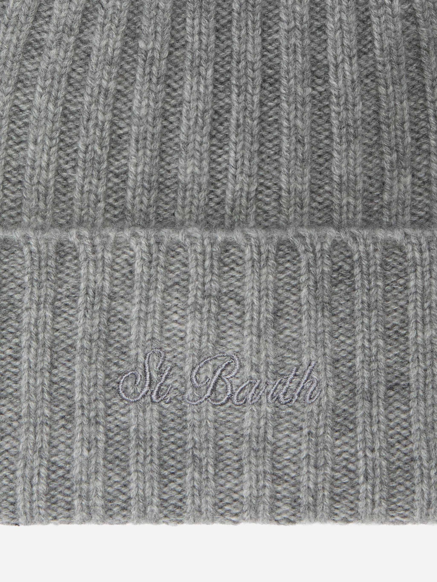 Berretto Wengen in cashmere grigio con ricamo St. Barth sul risvolto