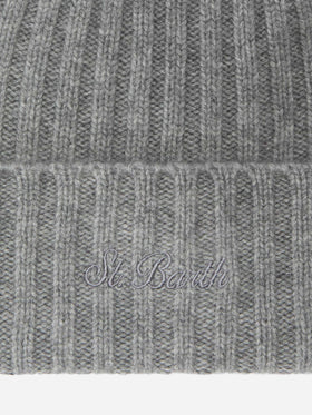 Berretto Wengen in cashmere grigio con ricamo St. Barth sul risvolto