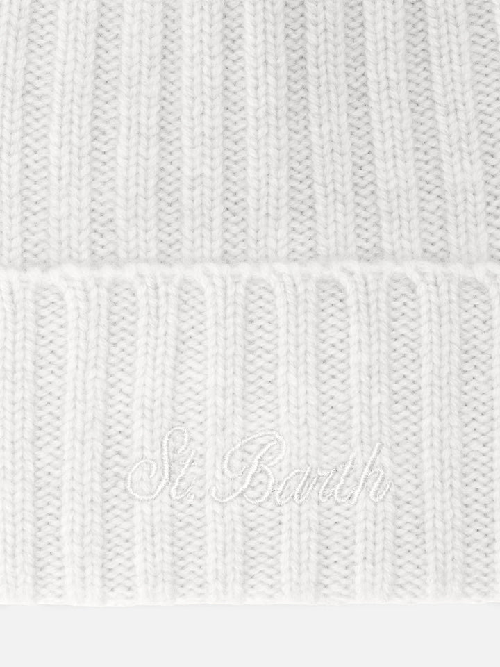 Wengen beanie in white cashmere with St. Barth embroidery on the turn-up