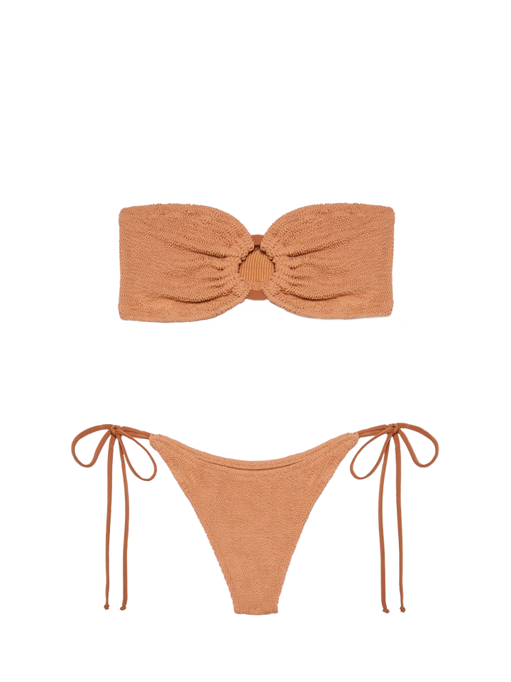 Norah, karamellbraune Crinkle-Badehose in Cheeky-Optik – Yulia, kamelbraunes Crinkle-Bandeau-Top