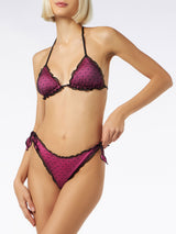 Glänzender Fuchsia-Bikini mit schwarzem Tupfentüll