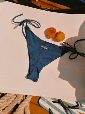 Amira Naomi navy blue Balconette-Bikini in Unifarbe 