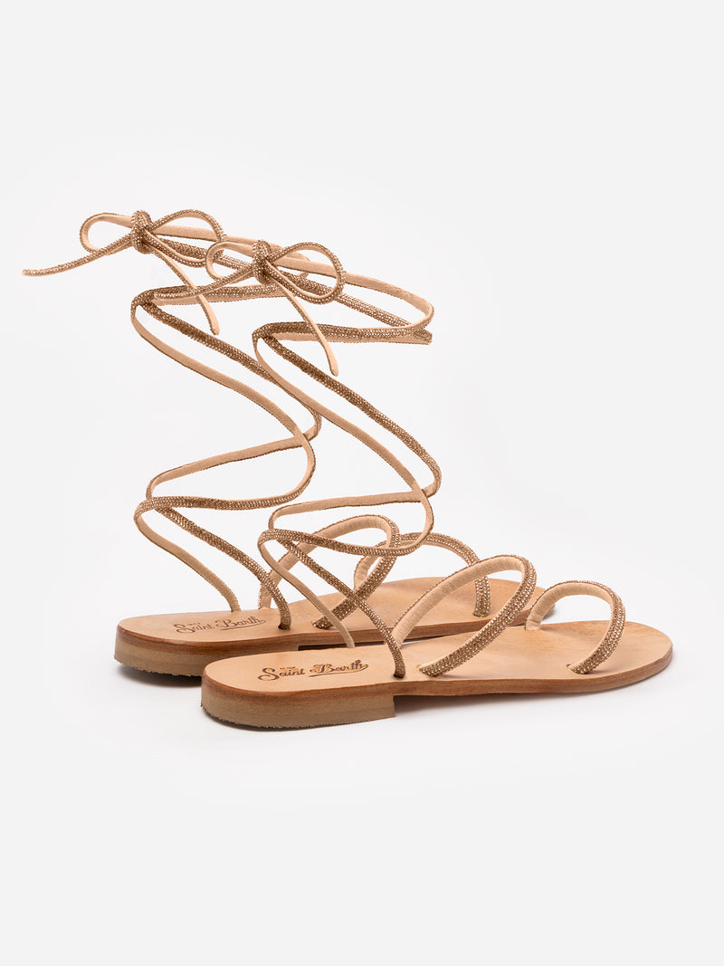 Flache Wickelsandalen mit goldenen Strasssteinen