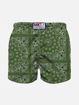 Badeshorts für Jungen mit militärgrünem Bandana-Print