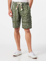 Herren-Bermudashorts aus Leinen mit militärgrünem Bandana-Print