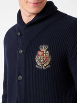 Cardigan da uomo blu a coste con collo sciallato, tasche e toppa