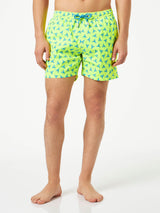 Bequeme Herren-Badeshorts aus leichtem Stoff mit Hummer-Print