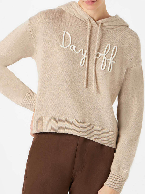 Kurz geschnittener Damen-Kapuzenpullover aus Strick mit „Day Off“-Stickerei