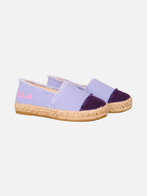 Lilafarbene Canvas-Espadrillas mit Stickerei