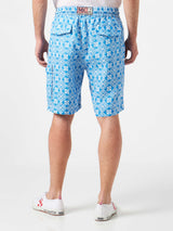 Herren-Bermudashorts aus Leinen mit weißem und hellblauem Majolika-Print