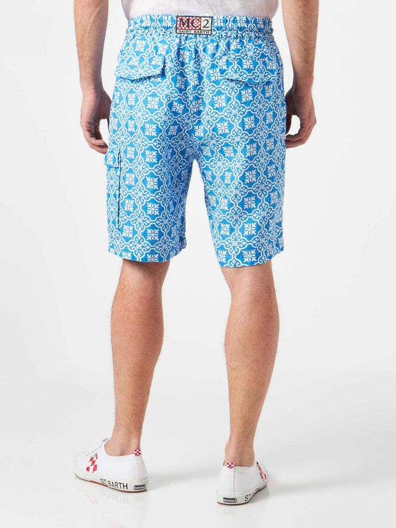 Herren-Bermudashorts aus Leinen mit weißem und hellblauem Majolika-Print