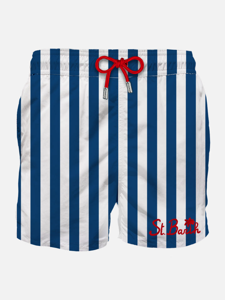 Klassische Herren-Badeshorts mit weißen und blauen Streifen