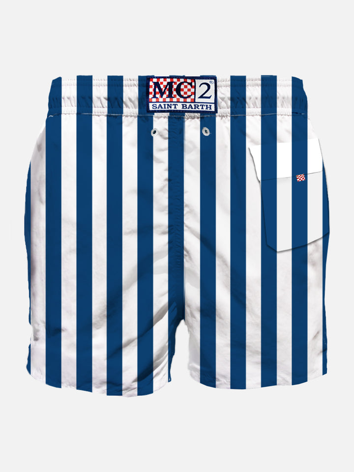 Klassische Herren-Badeshorts mit weißen und blauen Streifen