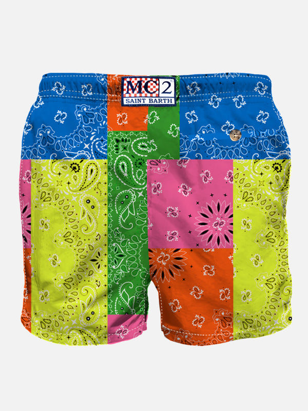 Herren-Badeshorts mit mehrfarbigem Bandana-Print