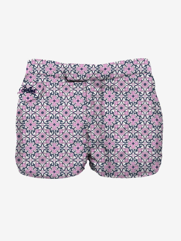 Kurze Badeshorts mit Maiolika-Print