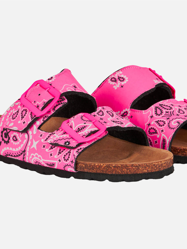 Damensandalen mit rosa Bandana-Print