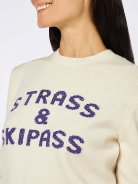 Weißer Damenpullover mit Rundhalsausschnitt und Strass &amp; Skipass-Strassaufdruck