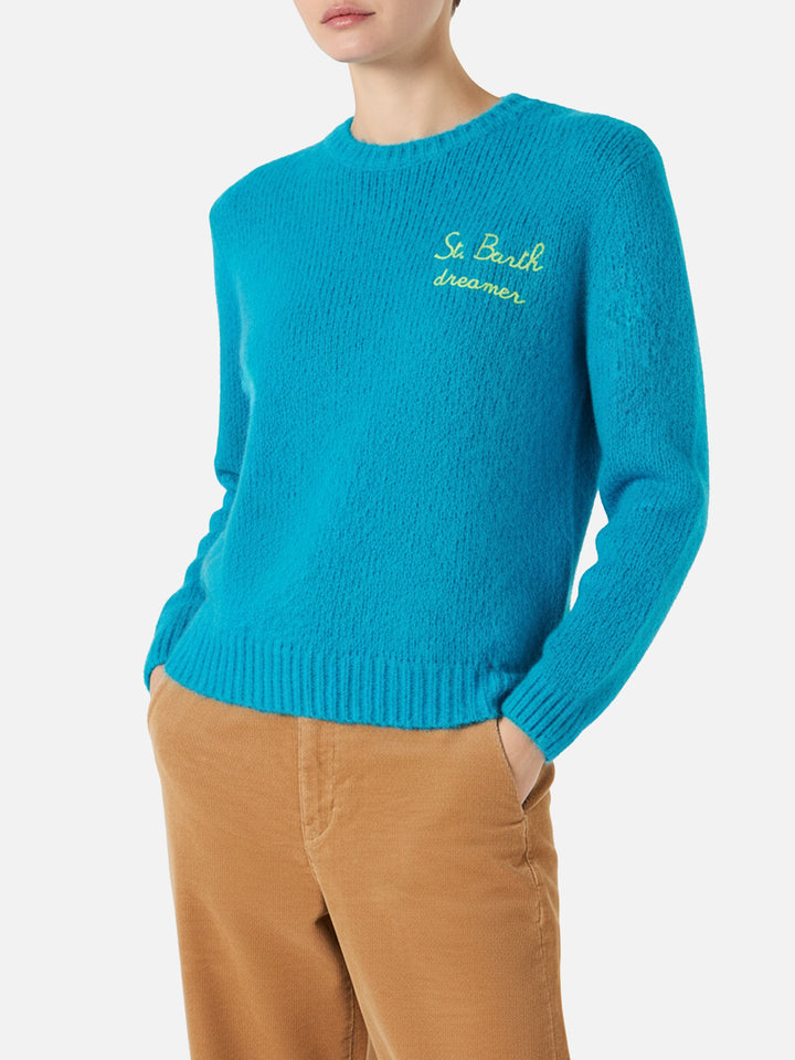 Hellblauer gebürsteter Damenpullover mit Stickerei