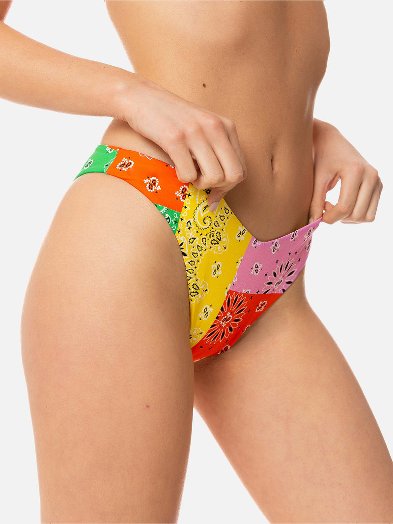 Slip da bagno da donna sgambato con stampa bandana multicolore