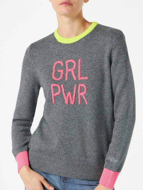 Maglione da donna grigio ricamo GIRL PWR fluo e dettagli fluo