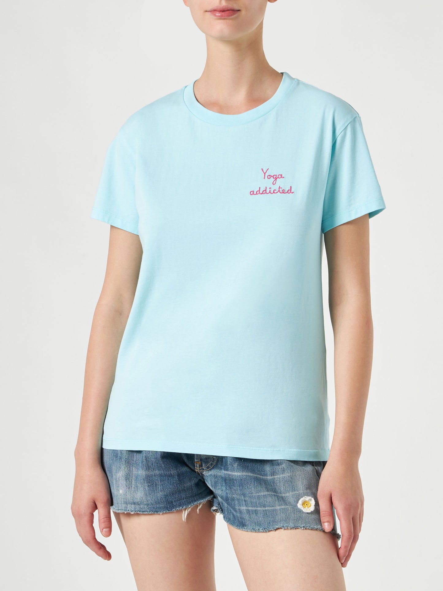 T-shirt da donna in cotone con scritta ricamata yoga addicted