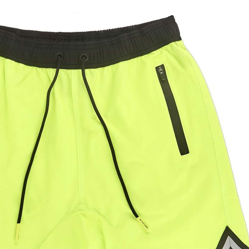 Fluogelbe Badeshorts im Surf-Stil