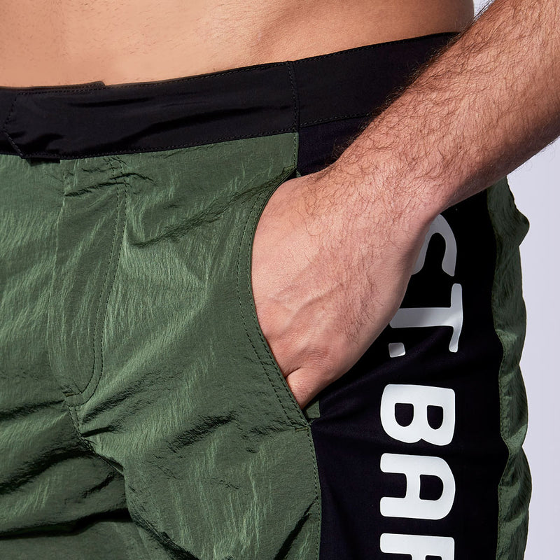 Militärgrüne Badeshorts mit kontrastierendem Seitenband