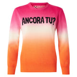 Degradé-Damenpullover in Fuchsia und Orange mit Schriftzug „Ancora tu“.