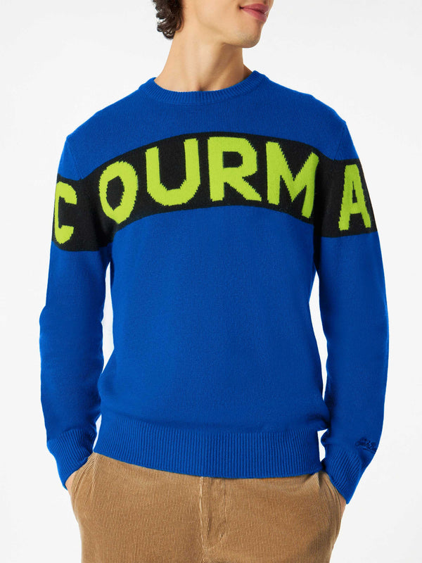 Man blue sweater with Courma lettering