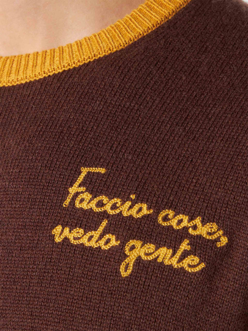 Maglia da uomo marrone con ricamo Faccio cose, vedo gente