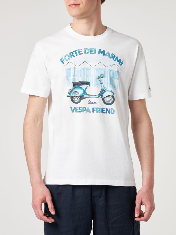 T-shirt da uomo in cotone con stampa Forte dei Marmi Vespa friend | EDIZIONE SPECIALE VESPA®