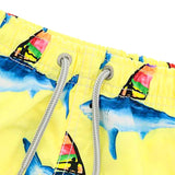 Mittellange Badeshorts mit Hai-Print