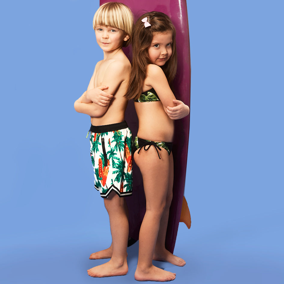 Jungen-Badeshorts mit Surfbrett-Print