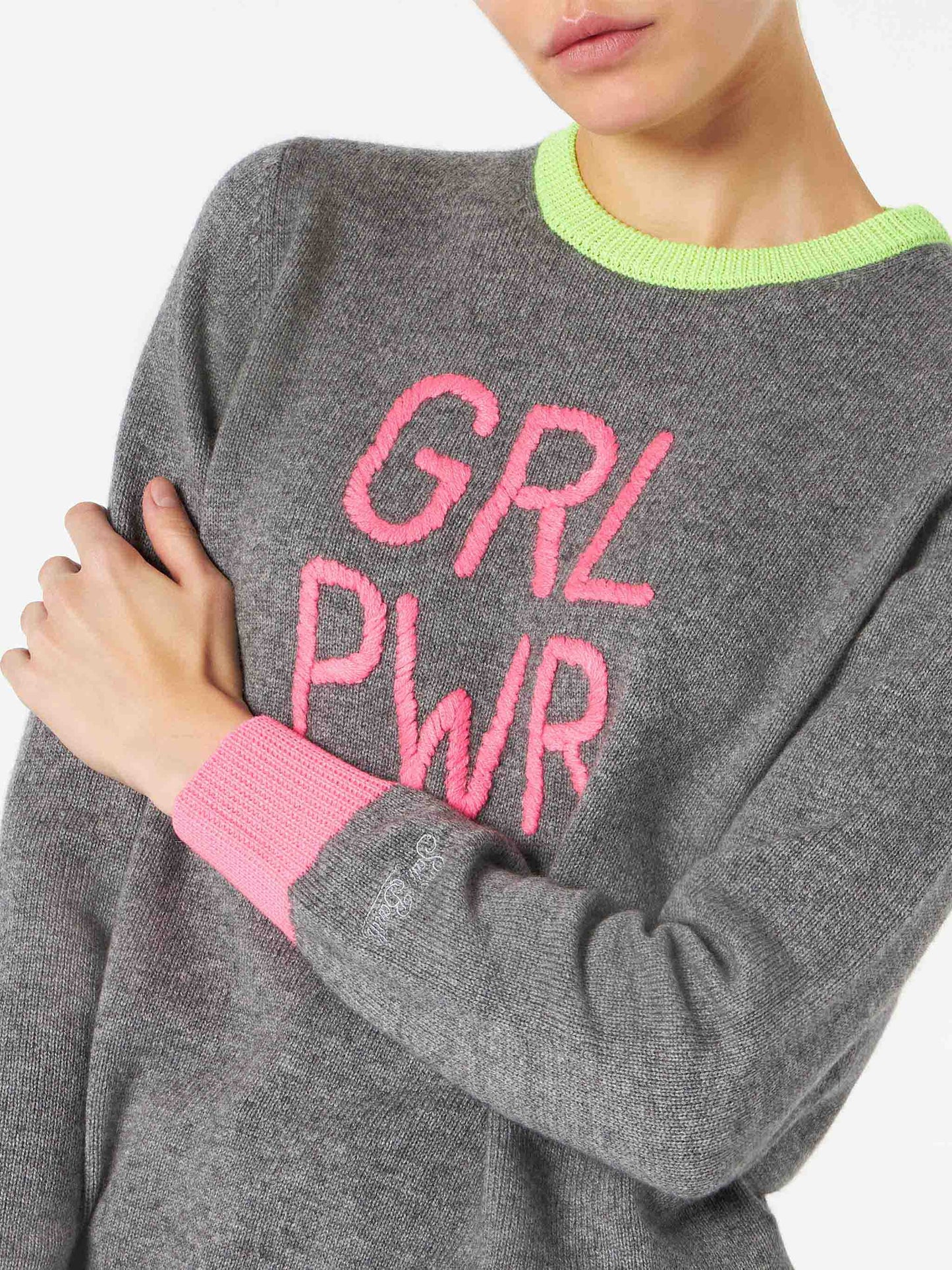Maglione da donna grigio ricamo GIRL PWR fluo e dettagli fluo