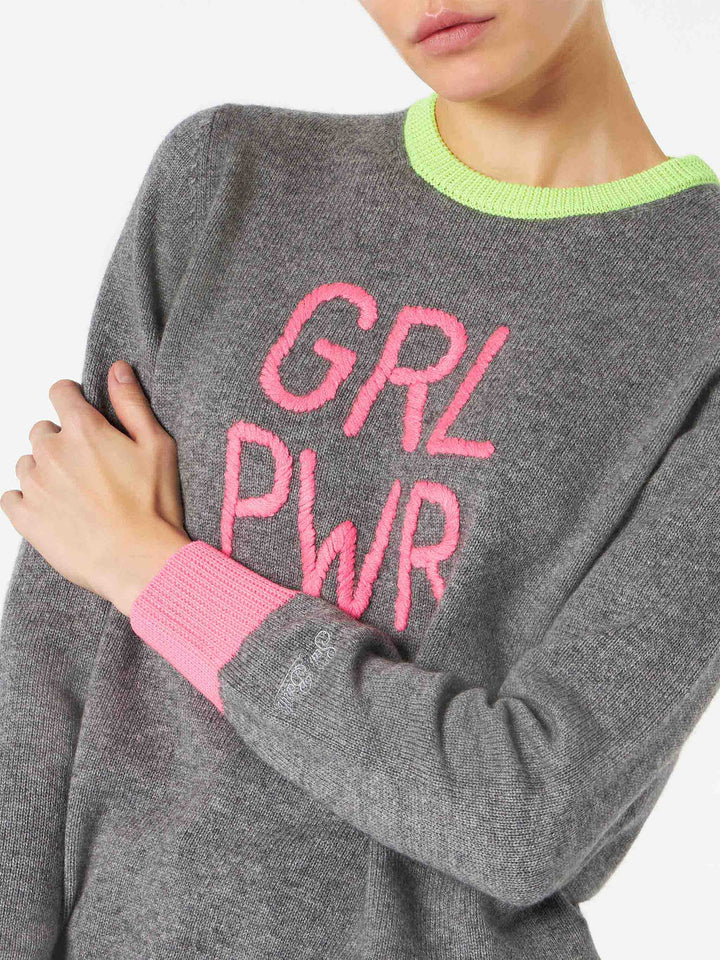 Maglione da donna grigio ricamo GIRL PWR fluo e dettagli fluo
